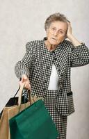 oud vrouw met boodschappen doen Tassen foto