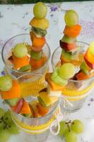 fruit salade spiesjes foto