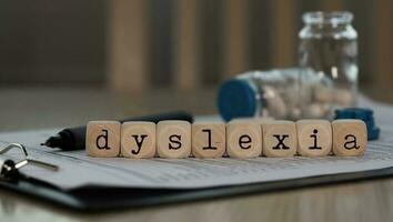 woord dyslexie samengesteld van houten dobbelstenen. foto