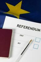 EU referendum stemming papier, zwart pen, en paspoort Aan de tafel. foto