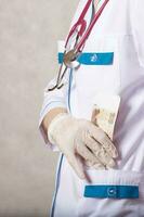een jong vrouw gekleed in een medisch uniform met een steekpenning foto