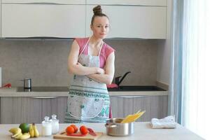 jong huisvrouw in de keuken foto