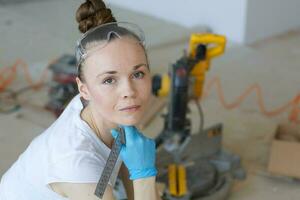 jong dame aanbiedingen met houten plint foto