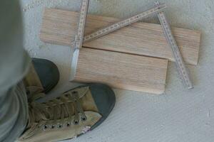 houten plint, meting band, arbeiders schoenen. top visie foto