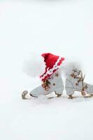 houten gemaakt skates en de kerstman claus hoed. detailopname foto