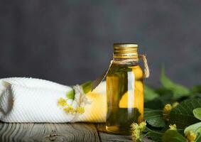 linde bloesems haar- shampoo in een glas fles. foto