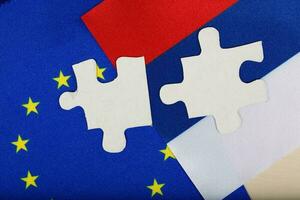 twee stukken van puzzel Aan Europese en Russisch vlag. achtergrond foto