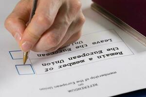 referendum stemming papier, zwart pen, en paspoort Aan de tafel. foto