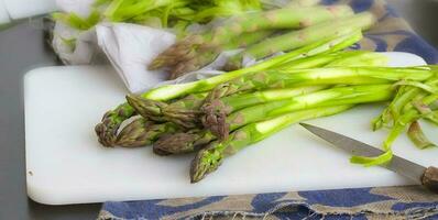 geschild groen asperges foto