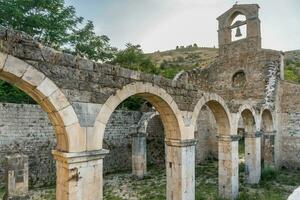 bussi sul tirino, italië-augustus 9, 2021-weergave van de kerk van de de kerstman Maria di cartignano gedurende een zonnig dag foto