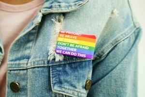 lgbt tekst karakter met regenboog vlag hart voor symbool van trots maand lesbienne, homo, biseksueel, transgender, menselijk rechten, tolerantie en vrede. foto