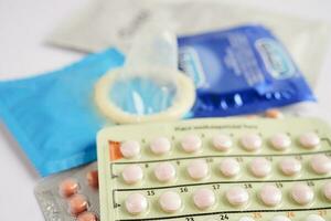 condoom en geboorte controle pillen voor voorkomen infectie, veilig seks en geboorte controle. foto