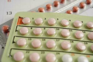 geboorte controle pillen voor vrouw Aan kalender, ovulatie dag. foto