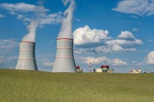 koeling torens van nucleair macht fabriek tegen de blauw lucht foto