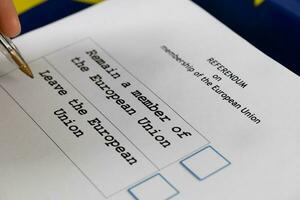 EU referendum stemming papier, zwart pen, en paspoort Aan de tafel. foto