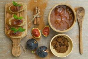 eigengemaakt fig marmelade met kaneel foto