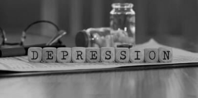 woord depressie samengesteld van houten dobbelstenen. foto