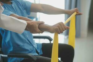 fysiotherapeut Mens geven oefening met halter behandeling over arm en schouder van atleet mannetje geduldig fysiek behandeling concept foto