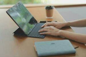 Aziatisch bedrijf vrouw gebruik makend van rekenmachine en laptop voor aan het doen wiskunde financiën Aan een kantoor bureau, belasting, rapport, boekhouding, statistieken, en analytisch Onderzoek concept foto