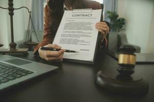 zaken en advocaten bespreken contractpapieren met koperen schaal op bureau in kantoor. wet, juridische diensten, advies, rechtvaardigheid en wet concept foto met film grain effect