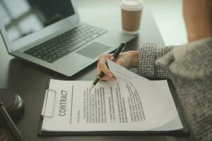 zaken en advocaten bespreken contractpapieren met koperen schaal op bureau in kantoor. wet, juridische diensten, advies, rechtvaardigheid en wet concept foto met film grain effect