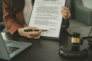 zaken en advocaten bespreken contractpapieren met koperen schaal op bureau in kantoor. wet, juridische diensten, advies, rechtvaardigheid en wet concept foto met film grain effect