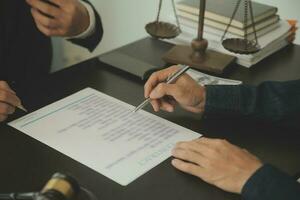 zaken en advocaten bespreken contractpapieren met koperen schaal op bureau in kantoor. wet, juridische diensten, advies, rechtvaardigheid en wet concept foto met film grain effect