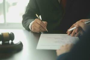 zaken en advocaten bespreken contractpapieren met koperen schaal op bureau in kantoor. wet, juridische diensten, advies, rechtvaardigheid en wet concept foto met film grain effect