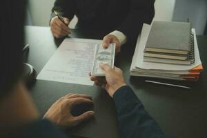 zaken en advocaten bespreken contractpapieren met koperen schaal op bureau in kantoor. wet, juridische diensten, advies, rechtvaardigheid en wet concept foto met film grain effect