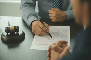 zaken en advocaten bespreken contractpapieren met koperen schaal op bureau in kantoor. wet, juridische diensten, advies, rechtvaardigheid en wet concept foto met film grain effect