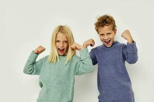 schattig elegant kinderen knuffel vermaak poseren vriendschap kinderjaren ongewijzigd foto