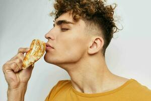 knap jong Mens pizza tussendoortje snel voedsel levensstijl ongewijzigd foto