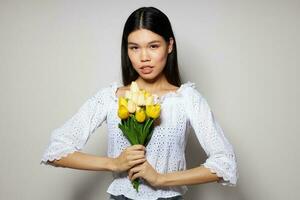 charmant jong Aziatisch vrouw romance boeket van bloemen in de buurt de gezicht studio model- ongewijzigd foto