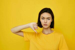 optimistisch jong vrouw geel t-shirt zomer stijl hand- gebaar levensstijl ongewijzigd foto