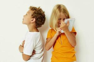 twee blij kinderen staan De volgende naar kladblok potlood tekening emoties levensstijl ongewijzigd foto