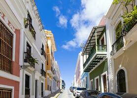 puerto rico kleurrijk koloniaal architectuur in historisch stad centrum foto