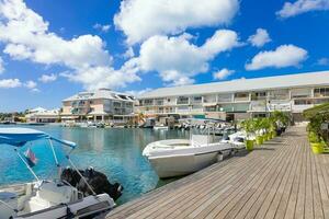 heilige Martin, margot waterkant jachthaven met jachten, restaurants en water sport werkzaamheid foto