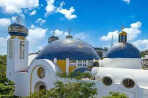 Mexico, toneel- kleurrijk koloniaal architectuur van acapulco straten in historisch stad centrum foto