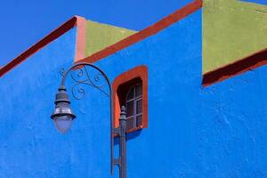 toneel- kleurrijk koloniaal architectuur van cholula straten in historisch centrum in Mexico puebla foto