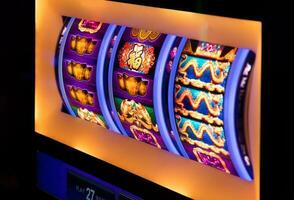 casino het gokken blackjack en sleuf machines aan het wachten voor gokkers en toerist naar besteden geld foto