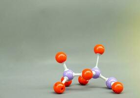 simuleren vorm van covalent moleculen Aan grijs achtergrond zacht en selectief focus. foto