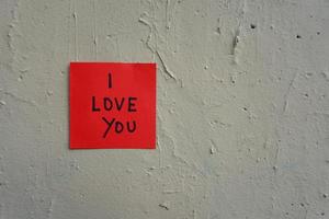 ik hou van je geschreven op papier voor Valentijnsdag foto