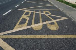 bushalte symbool op de weg foto