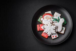 heerlijk vers kleurrijk Kerstmis of nieuw jaar peperkoek koekjes foto