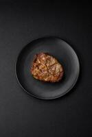 heerlijk sappig varkensvlees of rundvlees steak gegrild met zout, specerijen en kruiden foto
