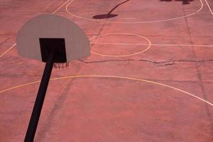 oude straat basketbalveld foto