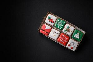 mooi gekleurde Kerstmis peperkoek koekjes voor de ontwerp en decoratie foto