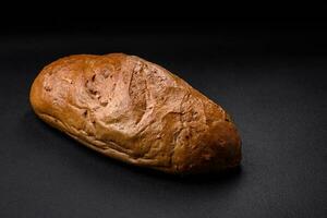 heerlijk vers krokant brood van wit brood met granen en zaden foto