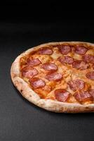 smakelijk vers pizza met salami, kaas, tomaten, specerijen en zout foto