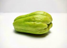 Verse chayote geïsoleerd op witte achtergrond foto